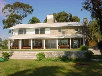 Casa con piscina en Laguna Blanca frente a Laguna